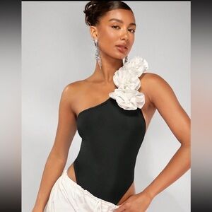 ✨ Chic One-Shoulder Black Bodysuit with White Floral Detail – Size M ✨
